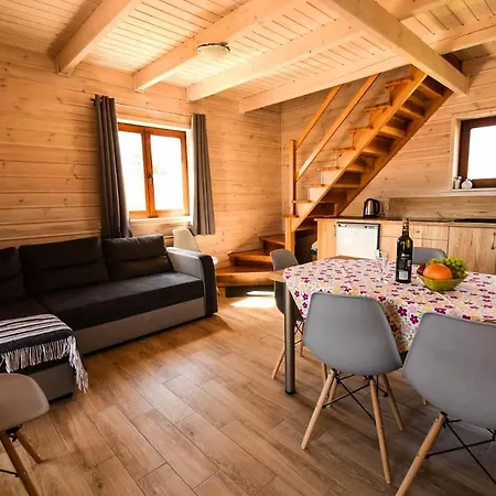 Gosciniec Echo Drewniane Caloroczne